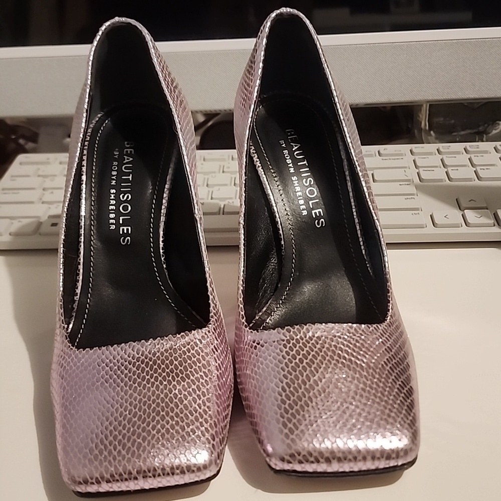 BEAUTIISOLES ABIGAIL SQUARE TOE PUMP IN PINK METALLIC SIZE 5